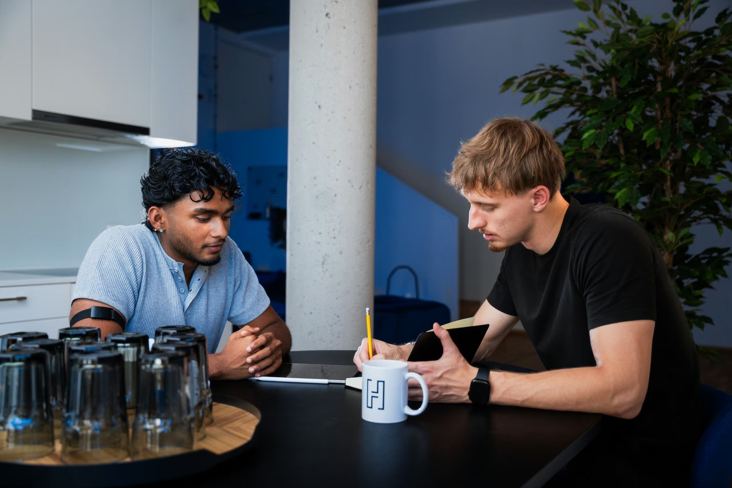 Yann Piccand und Rojith Ragavan bei der Projektplanung im Haldelain-Loft in Liebefeld